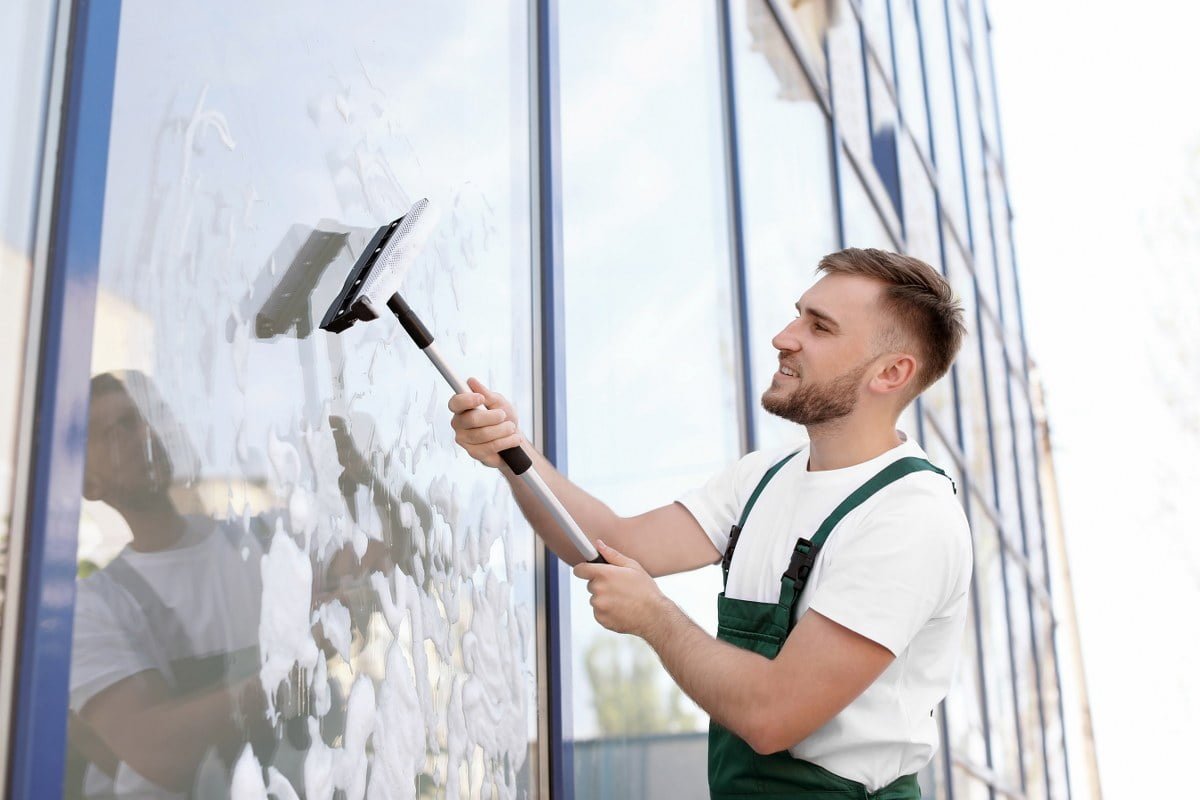 The Advantages of Hiring Glass Cleaning Services for Residential Windows